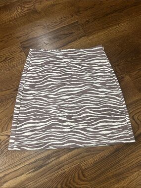 LOFT Taupe and White Zebra-Print Mini Skirt. Side zipper fully lined size 2